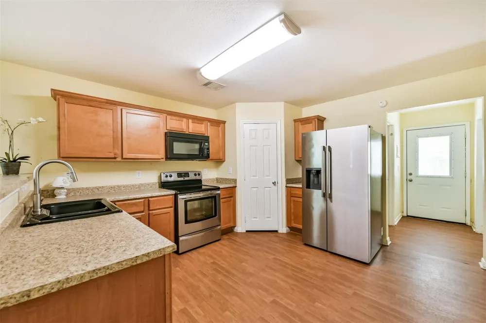 207 Oakridge Drive Hitchcock, TX 77563