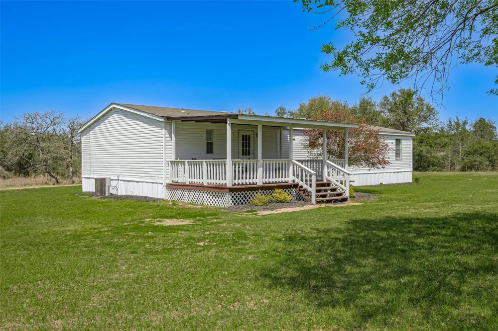 1134 Big Buck Road Weimar, TX 78962