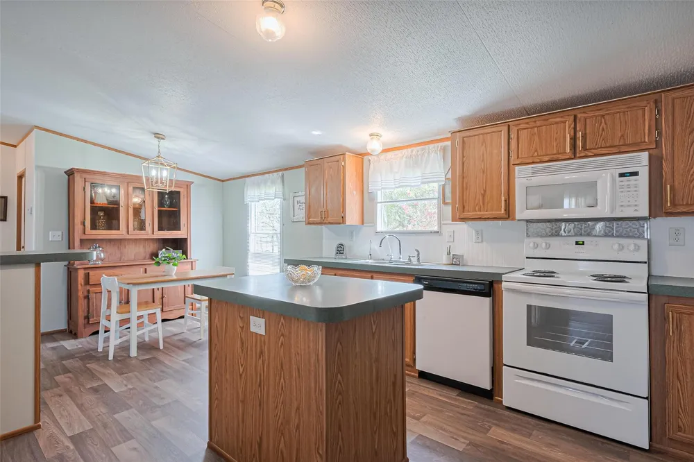 1134 Big Buck Road Weimar, TX 78962