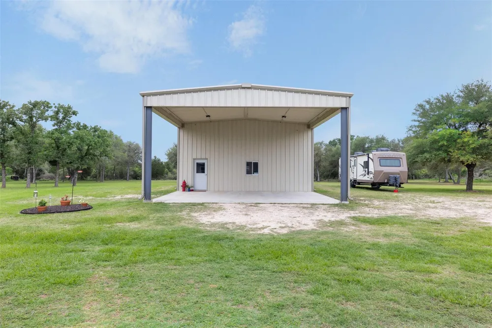 1134 Big Buck Road Weimar, TX 78962
