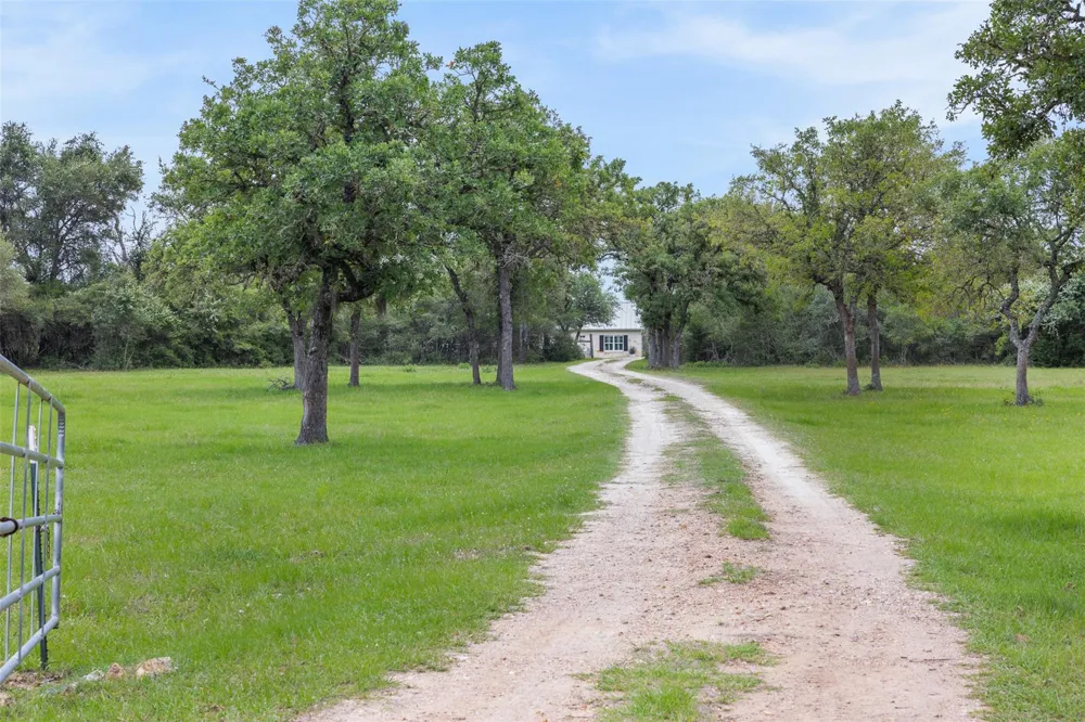 1134 Big Buck Road Weimar, TX 78962