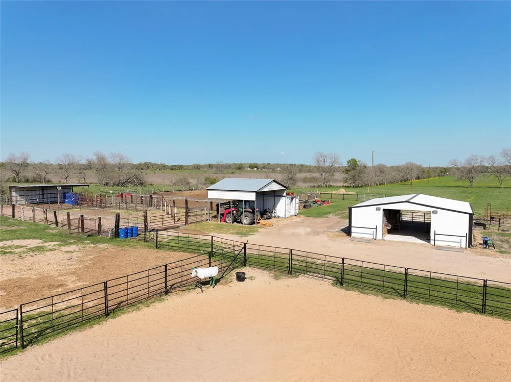 11581 County Road 419 Navasota, TX 77868