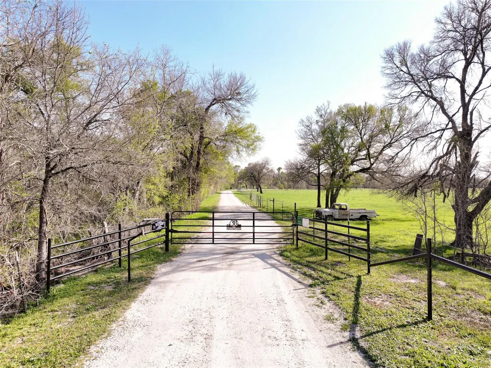 11581 County Road 419 Navasota, TX 77868