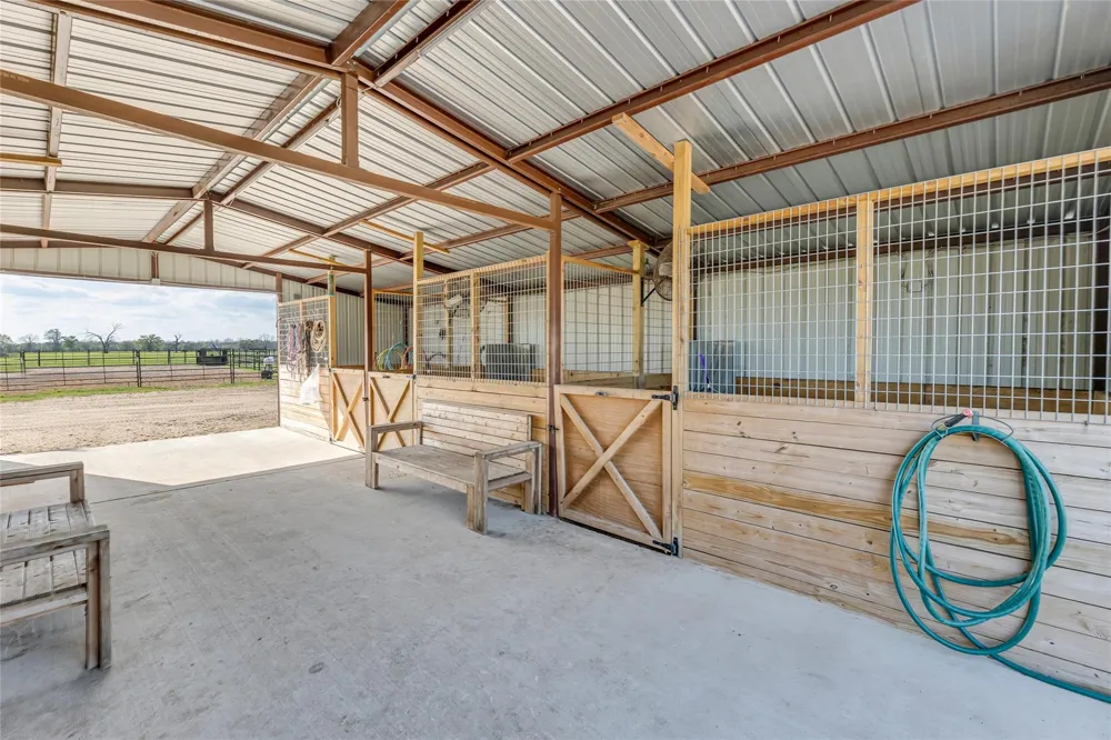 11581 County Road 419 Navasota, TX 77868