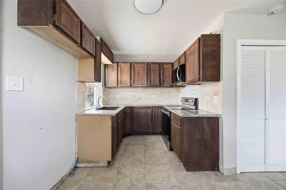 6105 Bayway Drive Baytown, TX 77520