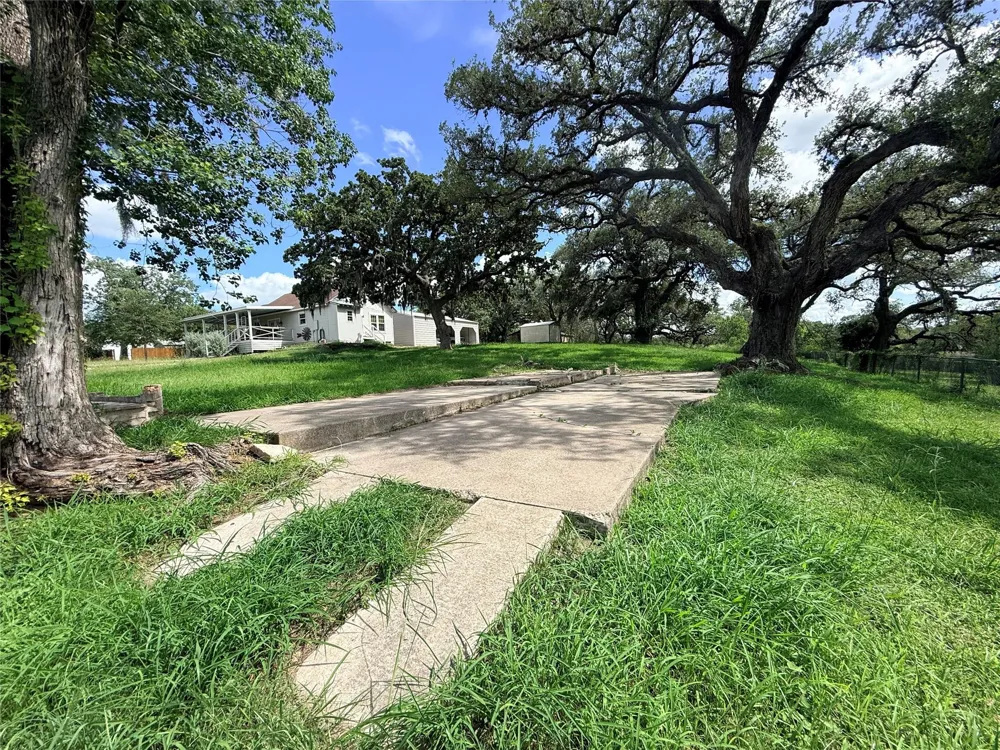 911 Moss Lane Cuero, TX 77954