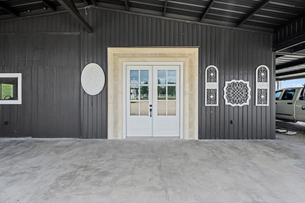 1950 County Road 430 Waelder, TX 78959