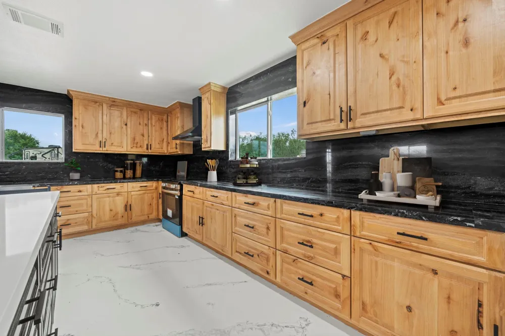 1950 County Road 430 Waelder, TX 78959