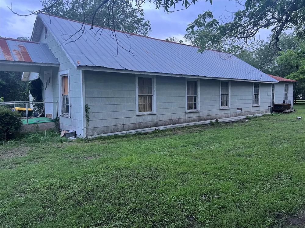 1121 College Street Gonzales, TX 78629