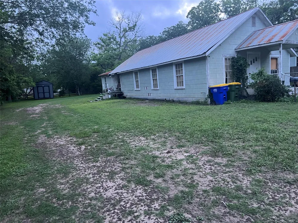 1121 College Street Gonzales, TX 78629