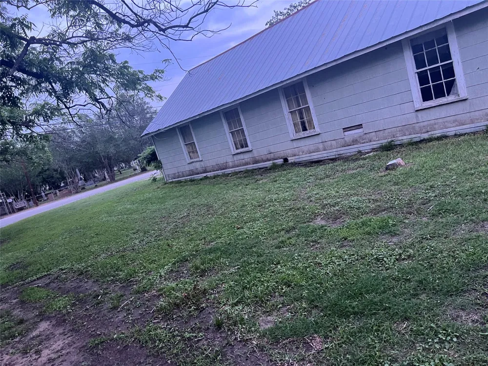 1121 College Street Gonzales, TX 78629