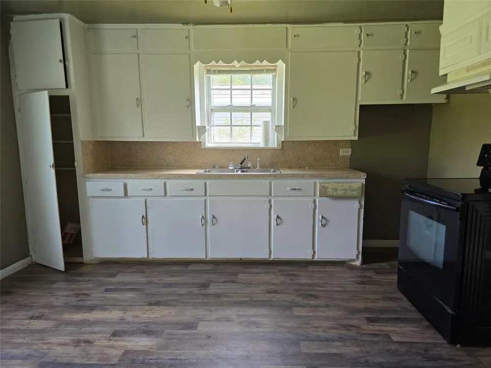 115 S Dallas Street Bremond, TX 76629