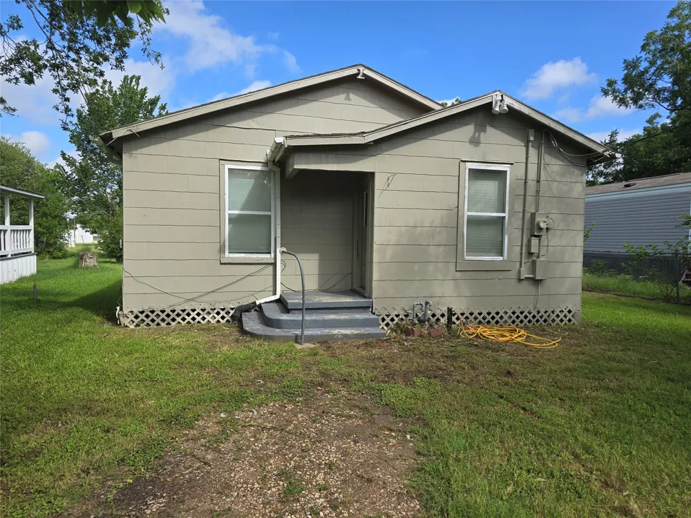 115 S Dallas Street Bremond, TX 76629