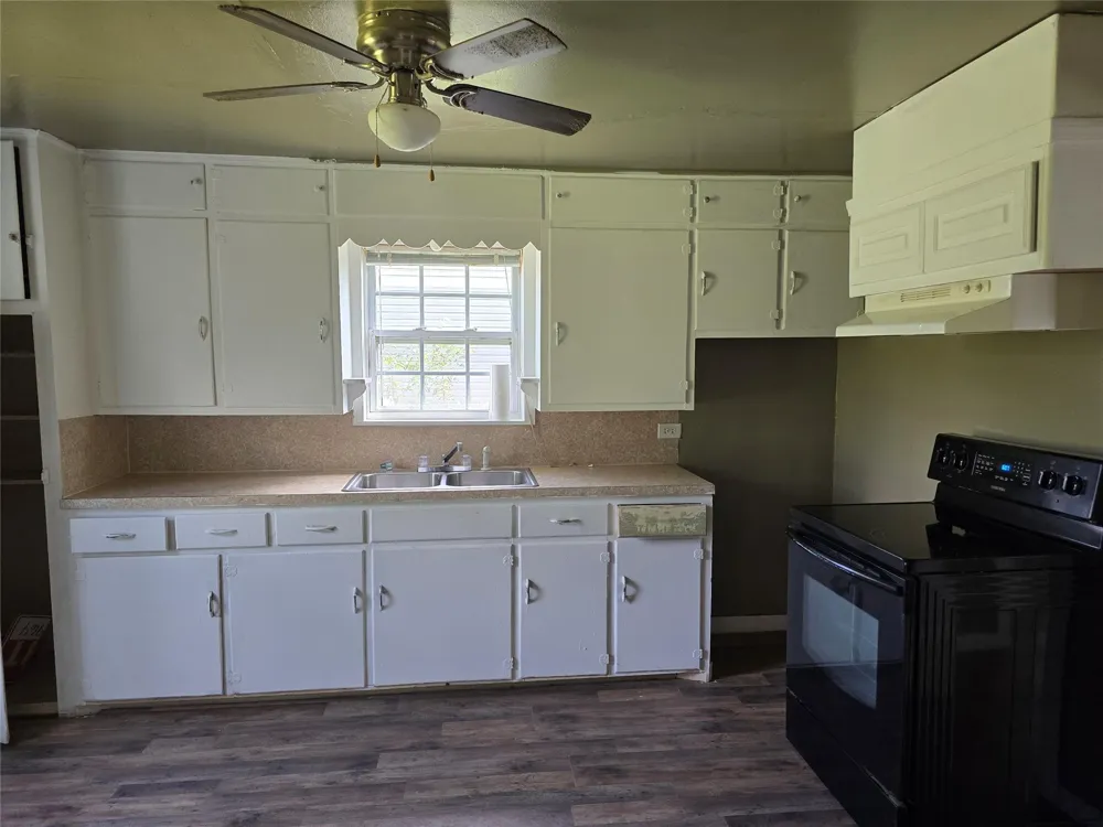 115 S Dallas Street Bremond, TX 76629