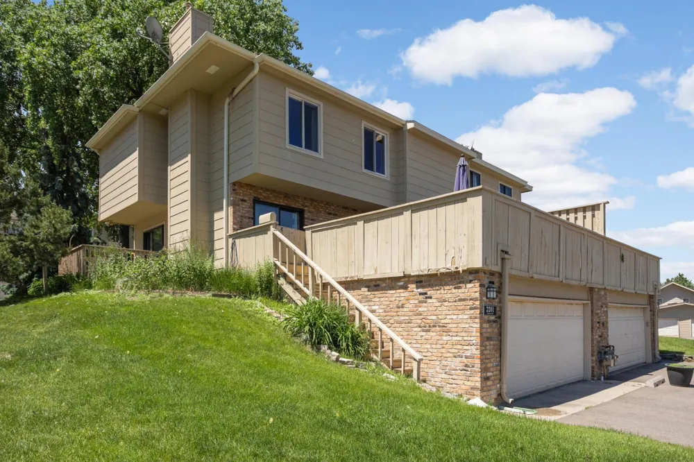 2201 Stroden Circle Golden Valley, MN 55427