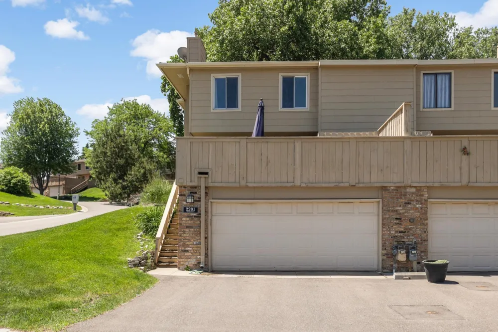 2201 Stroden Circle Golden Valley, MN 55427
