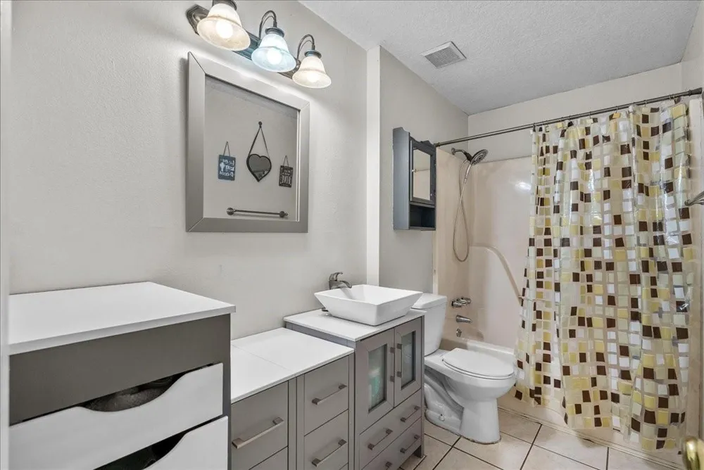 11734 Alamo Dr La Porte, TX 77571
