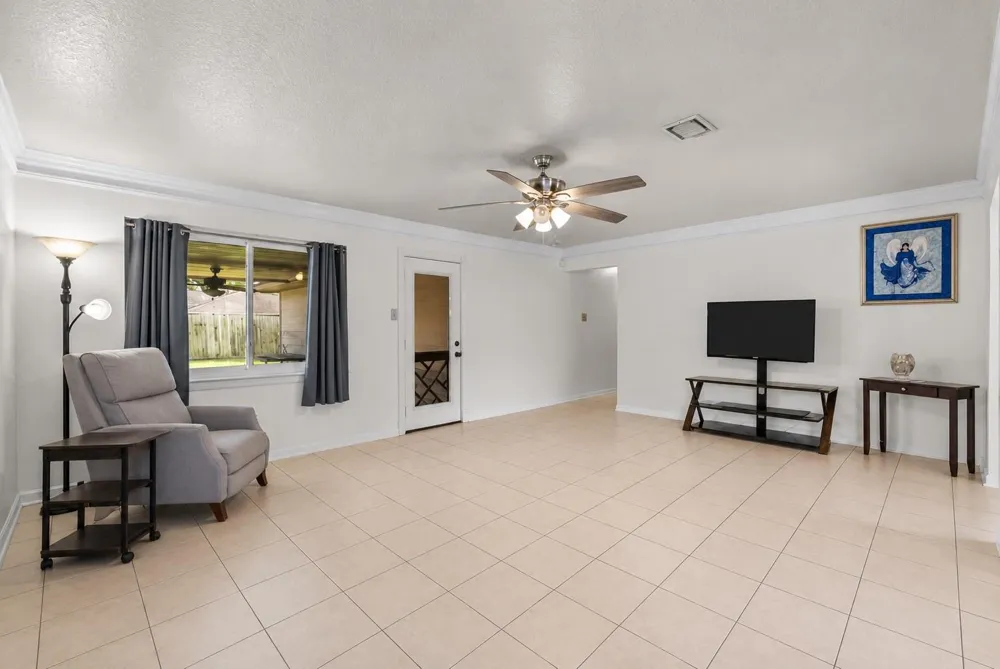 11734 Alamo Dr La Porte, TX 77571