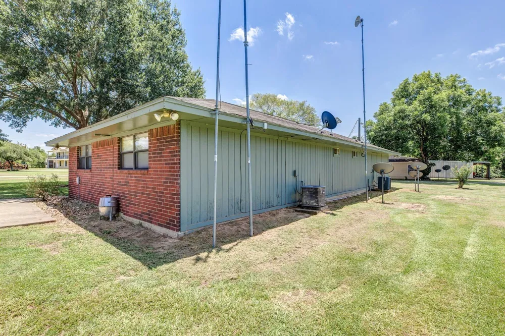 37557 Meadowview Drive Hempstead, TX 77445