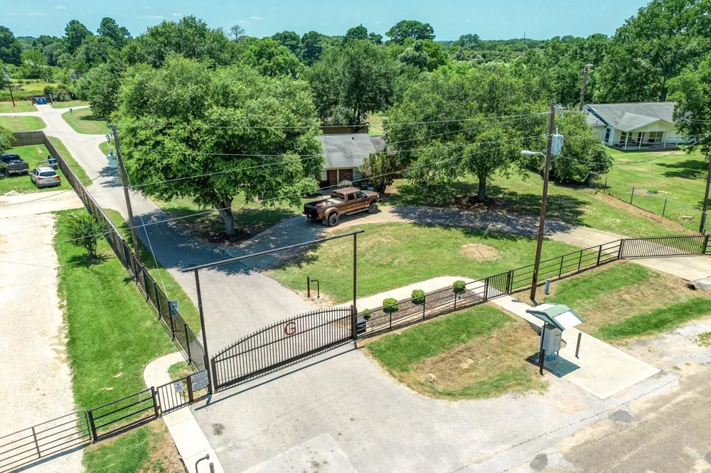 37557 Meadowview Drive Hempstead, TX 77445