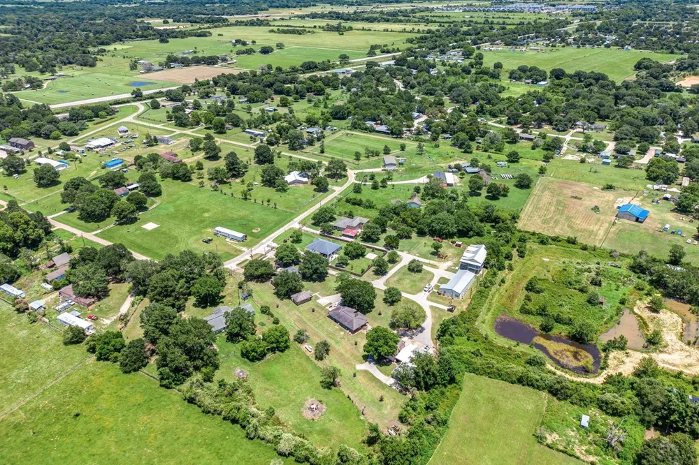 37557 Meadowview Drive Hempstead, TX 77445