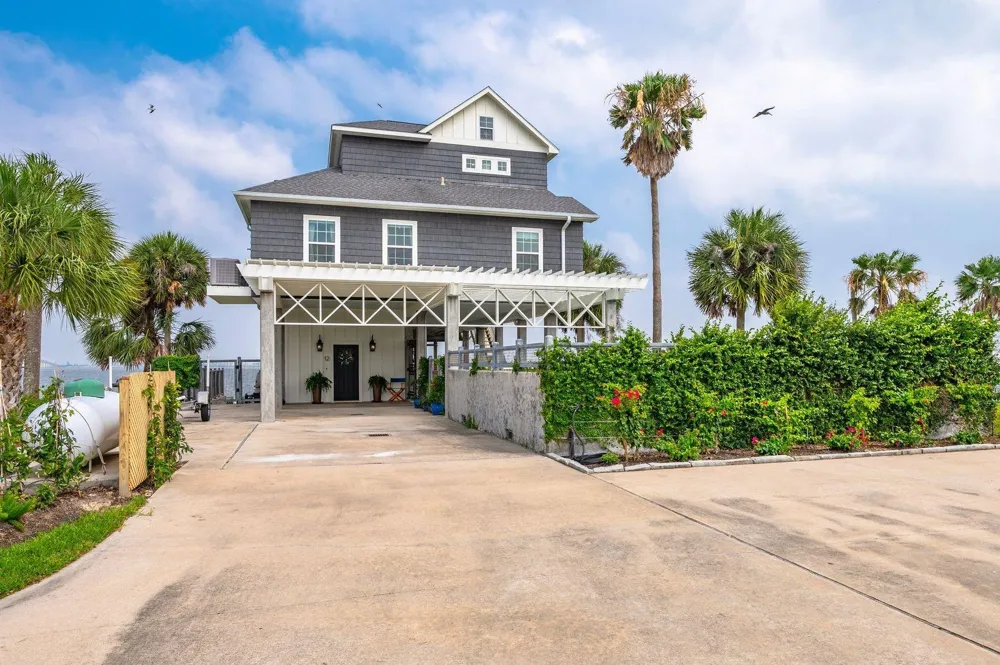 12 Tiki Circle Tiki Island, TX 77554