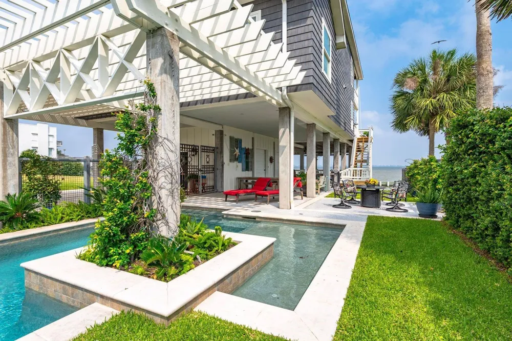 12 Tiki Circle Tiki Island, TX 77554
