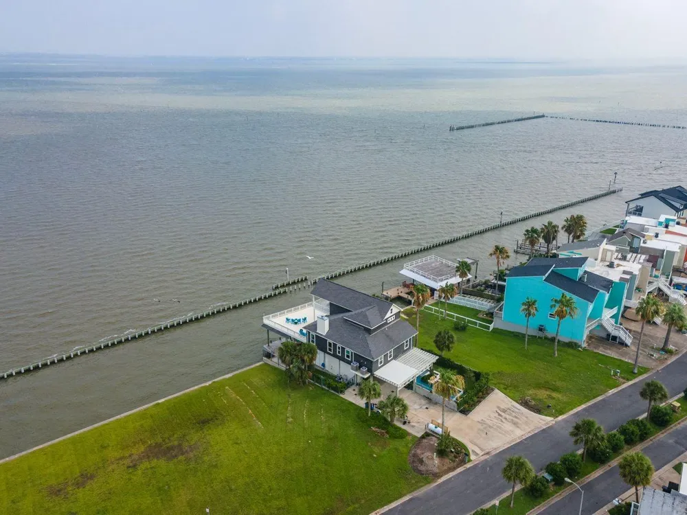 12 Tiki Circle Tiki Island, TX 77554