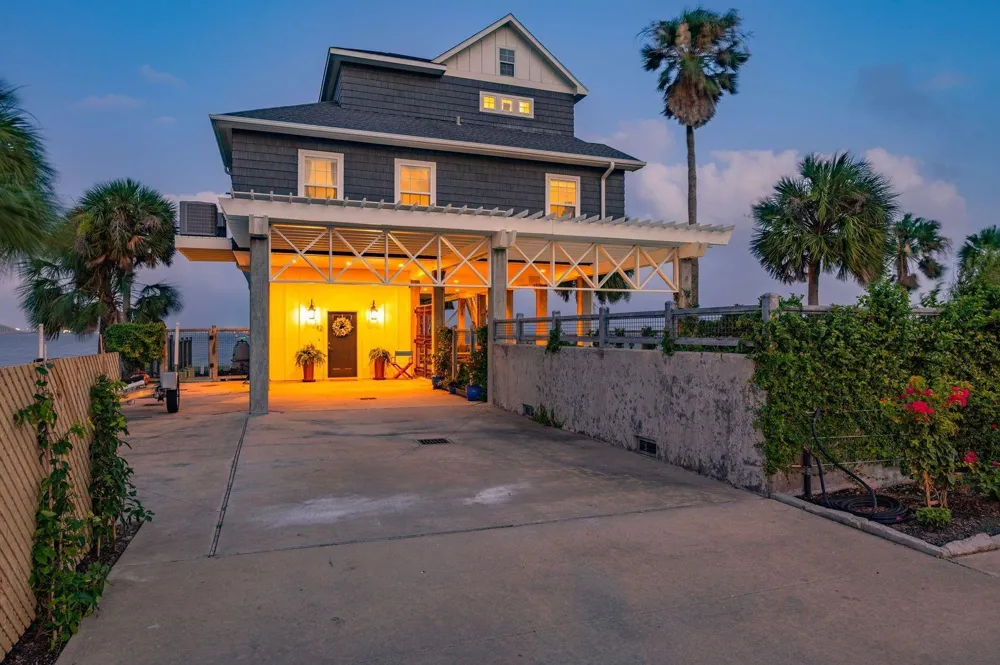 12 Tiki Circle Tiki Island, TX 77554
