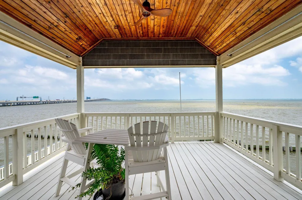 12 Tiki Circle Tiki Island, TX 77554