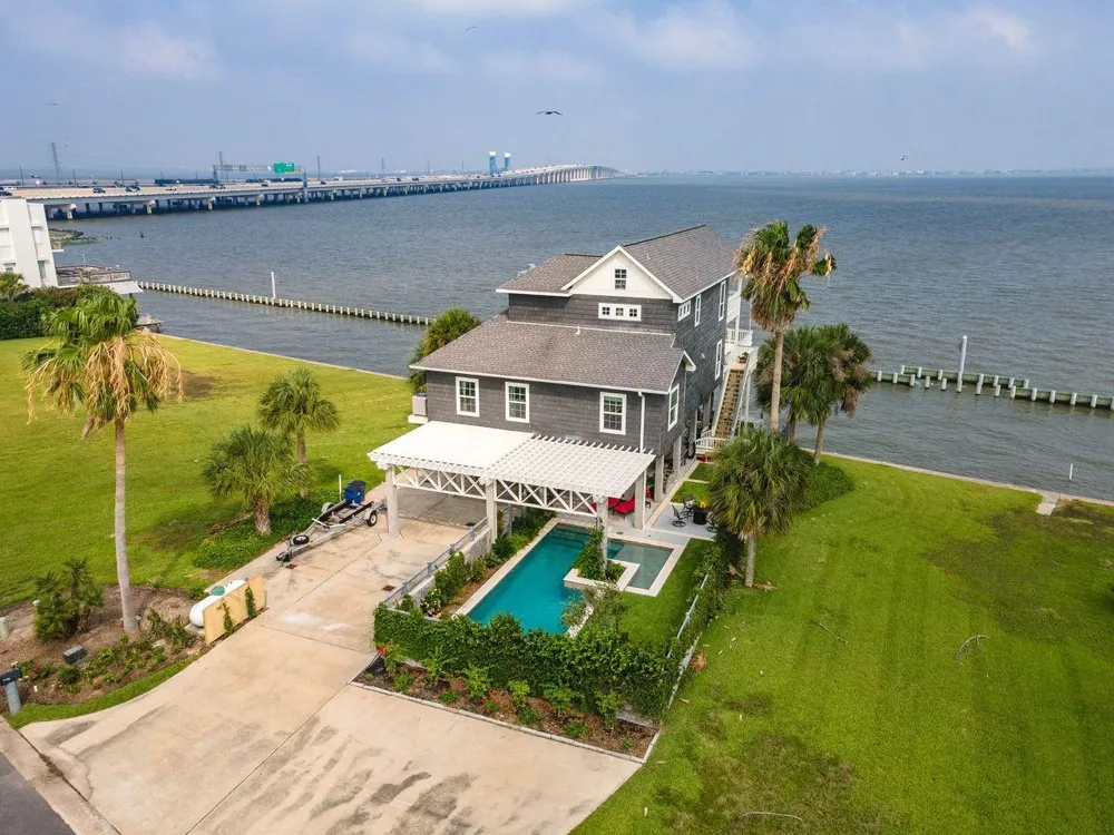 12 Tiki Circle Tiki Island, TX 77554
