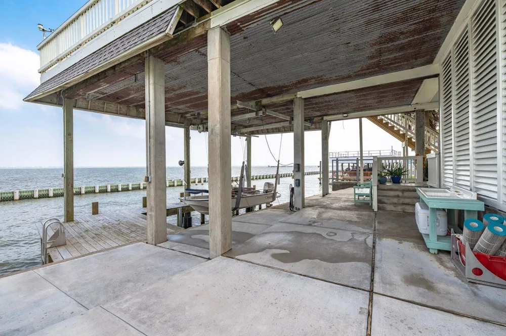 12 Tiki Circle Tiki Island, TX 77554