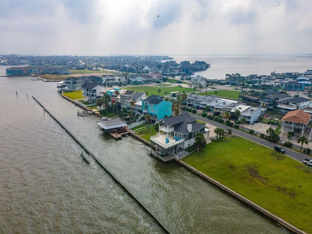 12 Tiki Circle Tiki Island, TX 77554