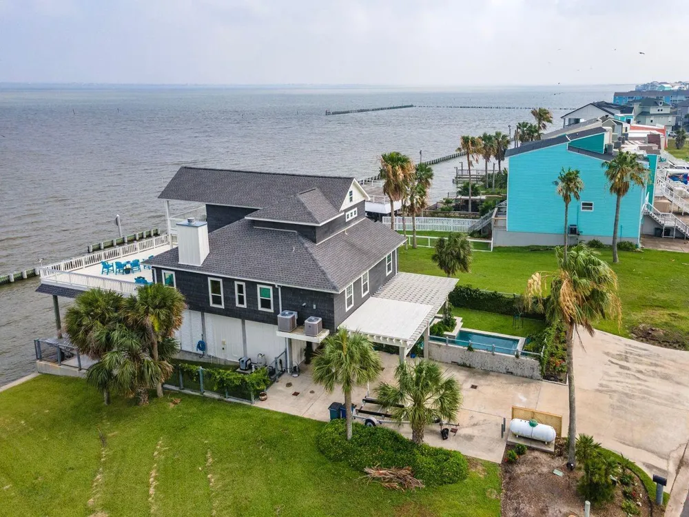 12 Tiki Circle Tiki Island, TX 77554