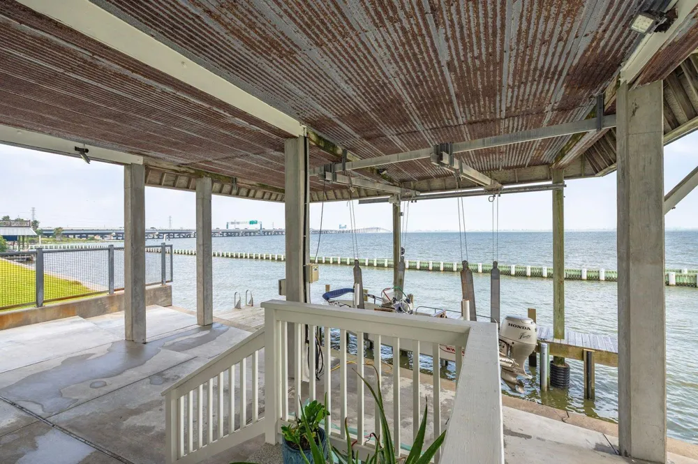 12 Tiki Circle Tiki Island, TX 77554