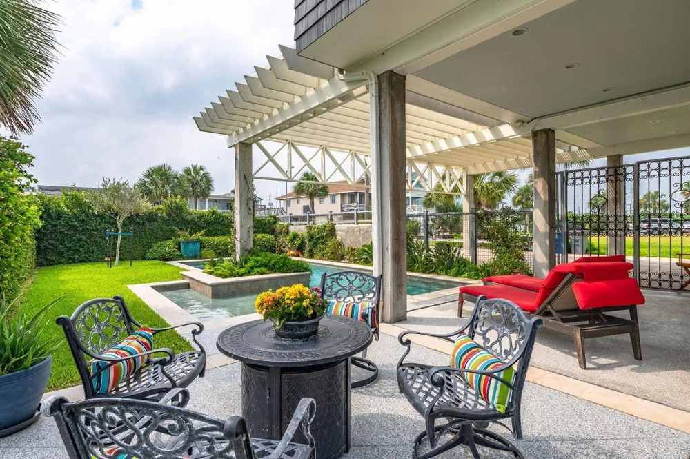 12 Tiki Circle Tiki Island, TX 77554