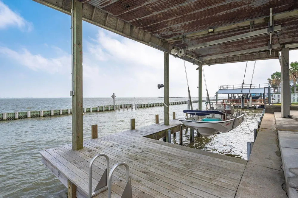 12 Tiki Circle Tiki Island, TX 77554