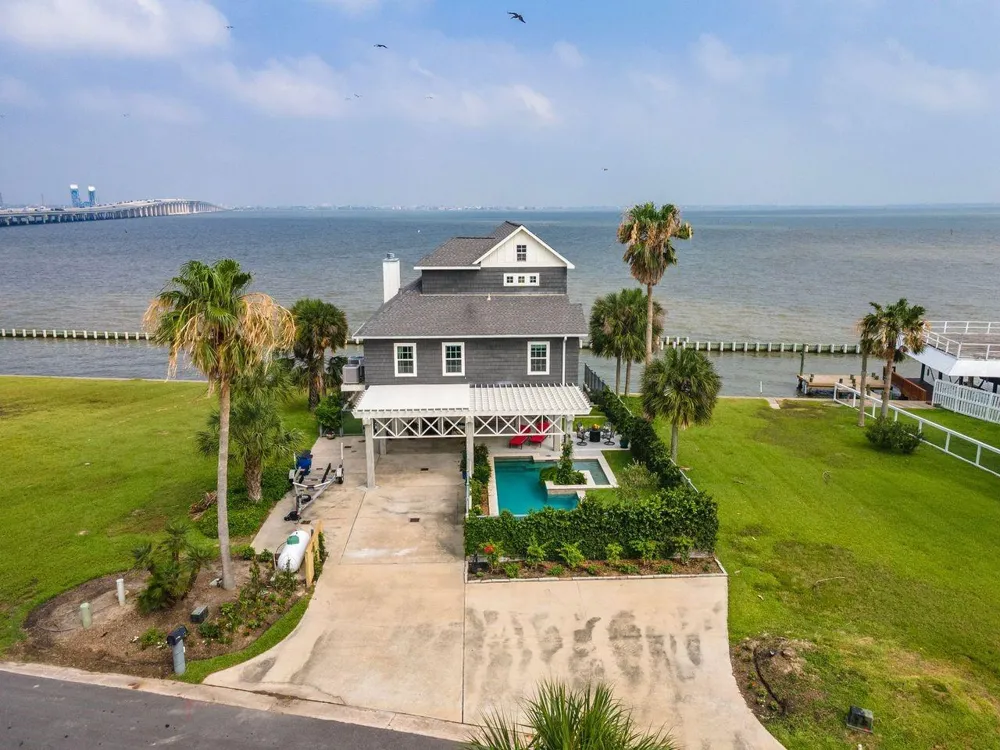 12 Tiki Circle Tiki Island, TX 77554