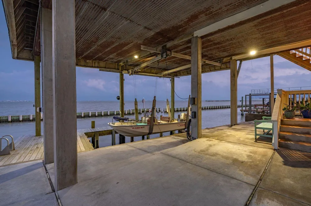 12 Tiki Circle Tiki Island, TX 77554