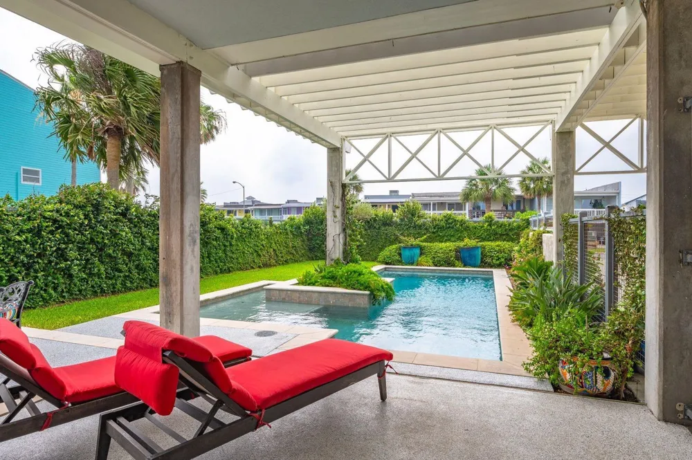12 Tiki Circle Tiki Island, TX 77554