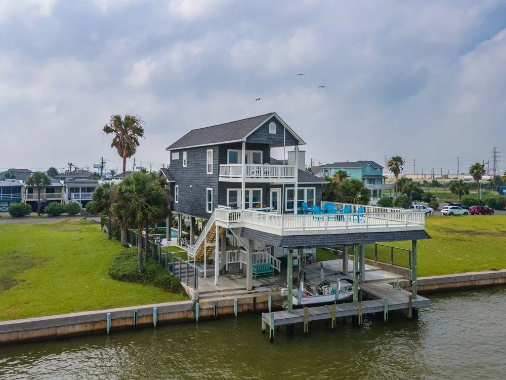 12 Tiki Circle Tiki Island, TX 77554