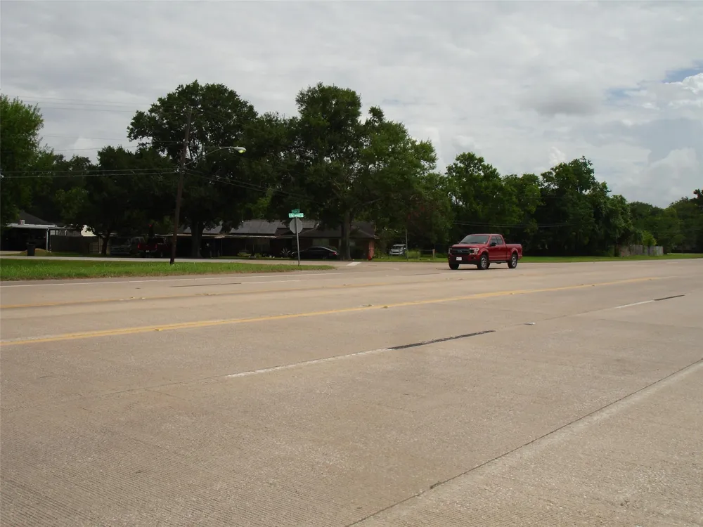 3207 W Parkwood Avenue Friendswood, TX 77546