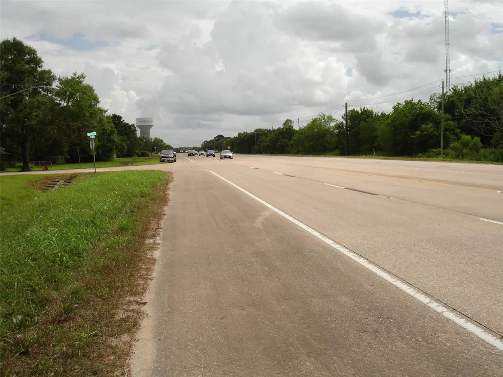 3207 W Parkwood Avenue Friendswood, TX 77546