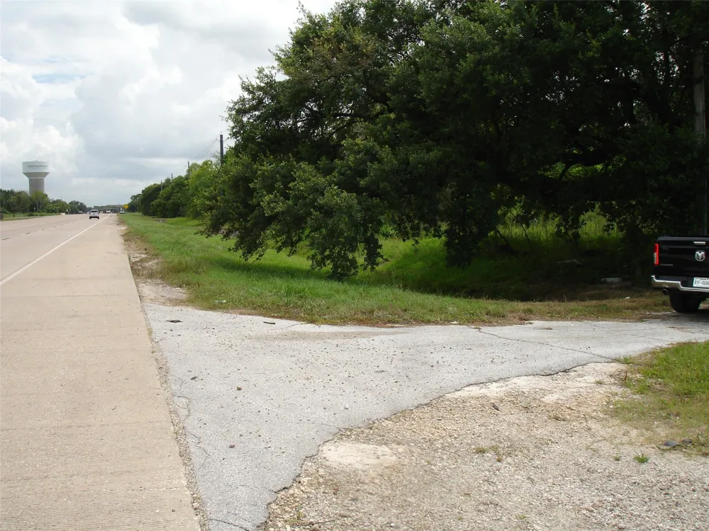 3207 W Parkwood Avenue Friendswood, TX 77546