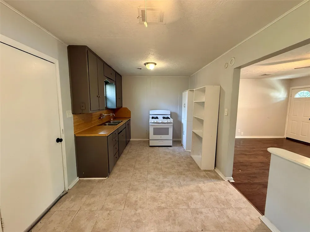 502 E Jackson Street West Columbia, TX 77486