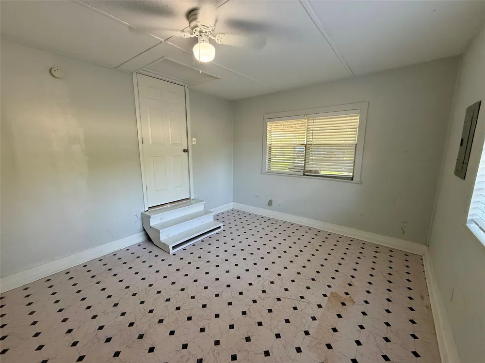 502 E Jackson Street West Columbia, TX 77486
