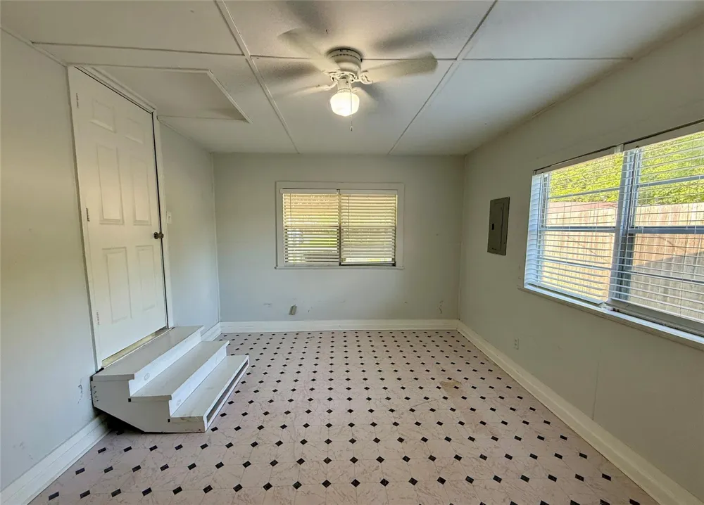 502 E Jackson Street West Columbia, TX 77486