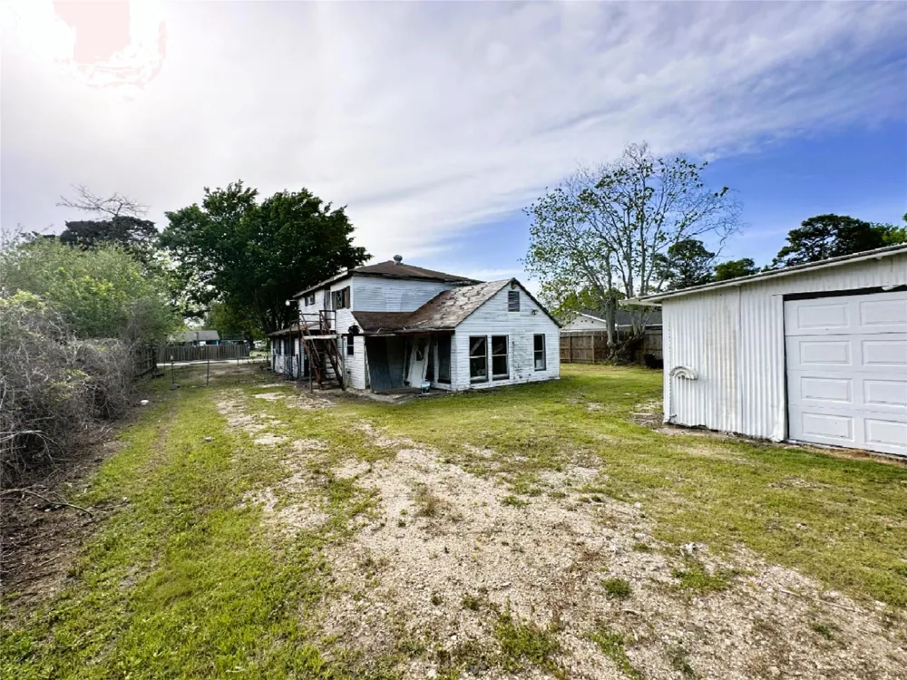 207 S 5th Street Highlands, TX 77562