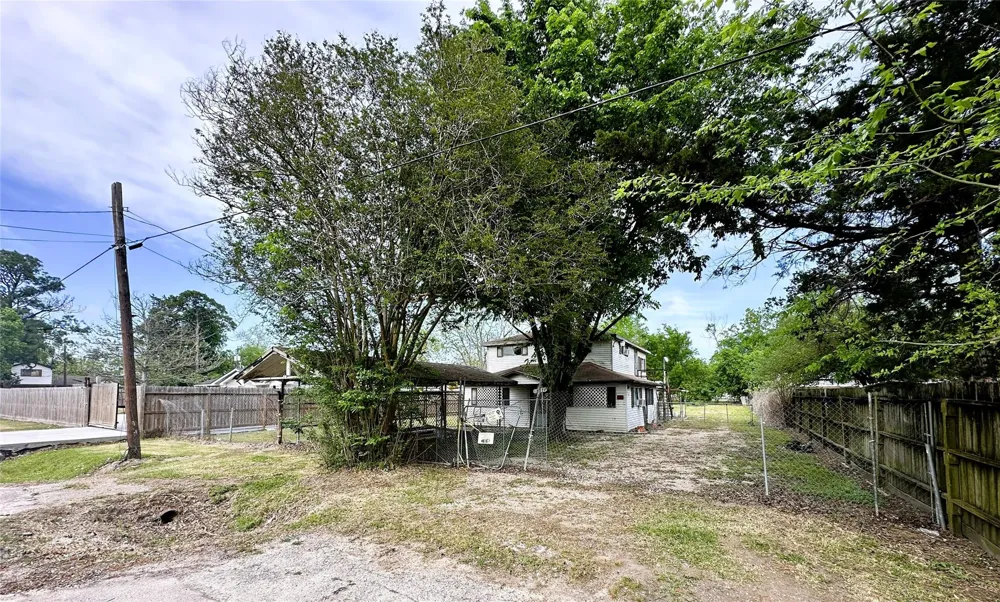 207 S 5th Street Highlands, TX 77562