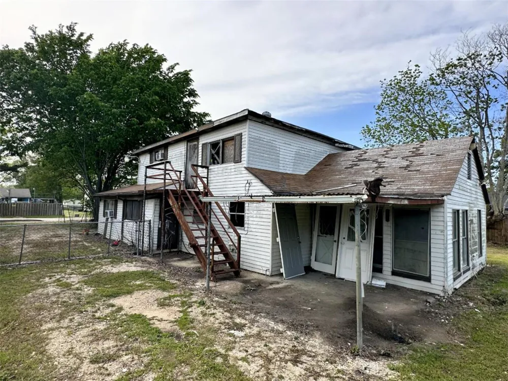 207 S 5th Street Highlands, TX 77562